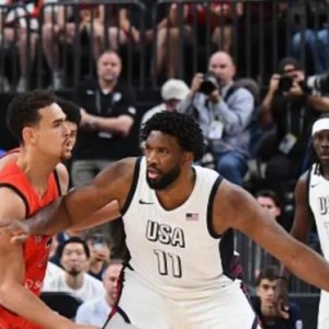 热门游戏-灾难首秀！恩比德5分5犯被罚下 他凭什么首发？