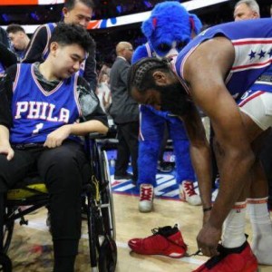 在线娱乐-哈登准绝杀背后好暖心：向枪击案瘫痪中国学生赠鞋